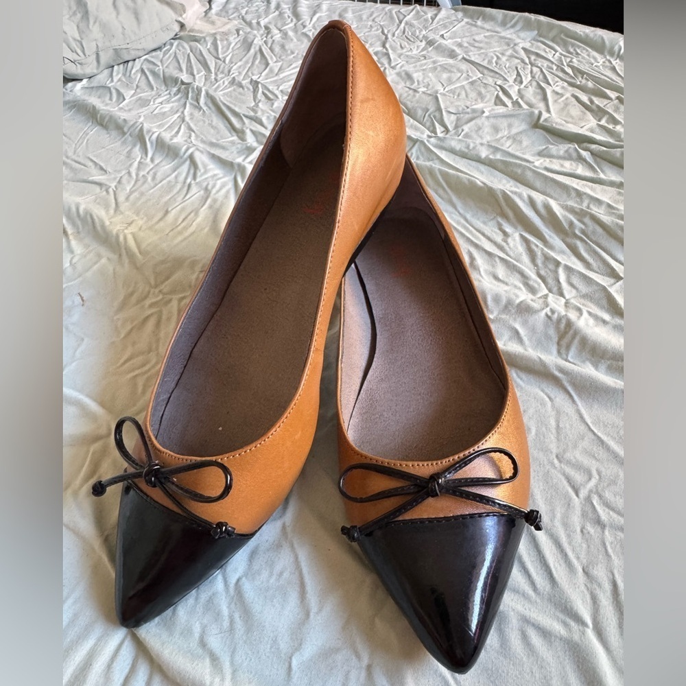 Levity Elegant Tan and Black Women's Flats 7.5